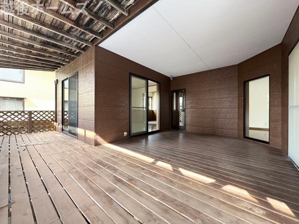 �� �R�̎��Ɉ͂܂ꂽ�����t���e���X