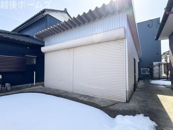 ���ԏ� �ԂQ�䒓�Ԃ��\�ȎԌ�
�^�C���⎩�]�Ԃ̕ۊǂ��\�ȍL���ł��B