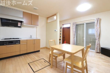 ���r���O �_�C�j���O�e�[�u���E�\�t�@�[���z�u�ł����Ƃ肠��݌v�ɂȂ��Ă���܂��B