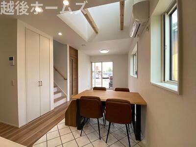 ���r���O �_�C�j���O�e�[�u���E�\�t�@�[���z�u�ł����Ƃ肠��݌v�ɂȂ��Ă���܂��B