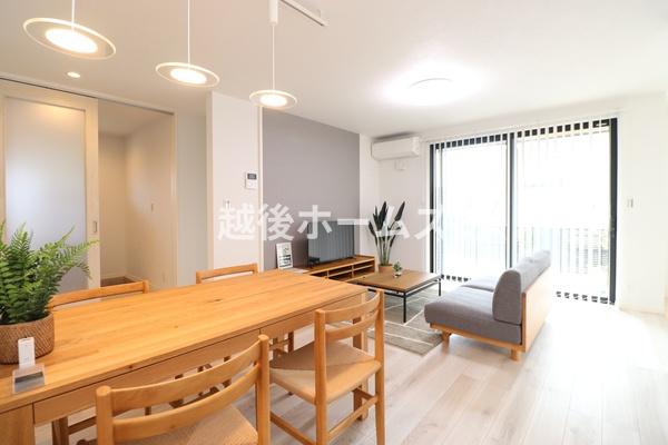 ���r���O �_�C�j���O�e�[�u���E�\�t�@�[���z�u�ł����Ƃ肠��݌v�ɂȂ��Ă���܂��B