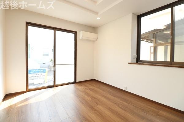 ���r���O �_�C�j���O�e�[�u���E�\�t�@�[���z�u�ł����Ƃ肠��݌v�ɂȂ��Ă���܂��B