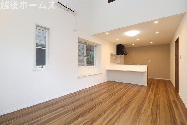 ���r���O �_�C�j���O�e�[�u���E�\�t�@�[���z�u�ł����Ƃ肠��݌v�ɂȂ��Ă���܂��B