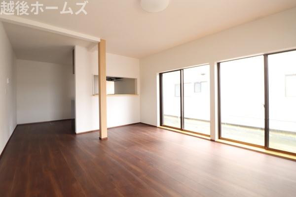 ���r���O �_�C�j���O�e�[�u���E�\�t�@�[���z�u�ł����Ƃ肠��݌v�ɂȂ��Ă���܂��B