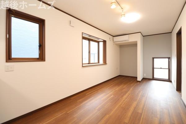 ���r���O �_�C�j���O�e�[�u���E�\�t�@�[���z�u�ł����Ƃ肠��݌v�ɂȂ��Ă���܂��B