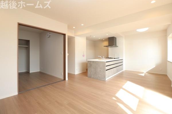 ���r���O �y���Ў{�H��z�_�C�j���O�e�[�u�����z�u�ł����Ƃ肠��݌v�ɂȂ��Ă���܂��B