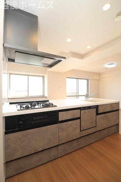 �L�b�`�� �y���Ў{�H��z�L�b�`���͎g���₷���V�X�e���L�b�`���ł��B
�򐅊��̌^�̐�����H��@���W���������Ă��܂��B