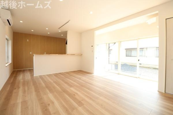 ���r���O �_�C�j���O�e�[�u���E�\�t�@�[���z�u�ł����Ƃ肠��݌v�ɂȂ��Ă���܂��B