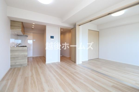 ���r���O �y���Ў{�H��z�_�C�j���O�e�[�u�����z�u�ł����Ƃ肠��݌v�ɂȂ��Ă���܂��B