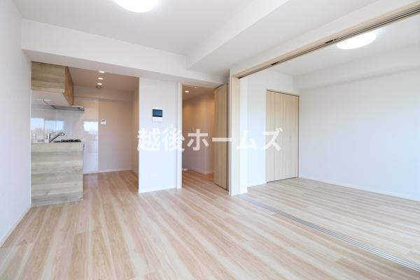 ���r���O �y���Ў{�H��z�_�C�j���O�e�[�u�����z�u�ł����Ƃ肠��݌v�ɂȂ��Ă���܂��B