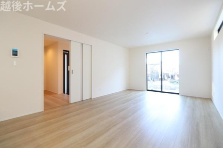 ���r���O �y���Ў{�H����z�_�C�j���O�e�[�u���E�\�t�@�[���z�u�ł����Ƃ肠��݌v�ɂȂ��Ă���܂��B