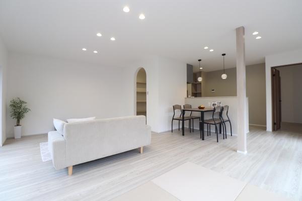 ���r���O �_�C�j���O�e�[�u���E�\�t�@�[���z�u�ł����Ƃ肠��݌v�ɂȂ��Ă���܂��B