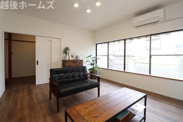 ���r���O �_�C�j���O�e�[�u���E�\�t�@�[���z�u�ł����Ƃ肠��݌v�ɂȂ��Ă���܂��B