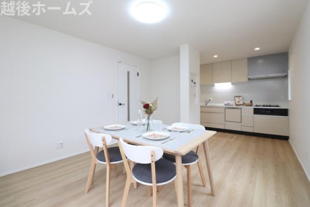 ���r���O �_�C�j���O�e�[�u���E�\�t�@�[���z�u�ł����Ƃ肠��݌v�ɂȂ��Ă���܂��B