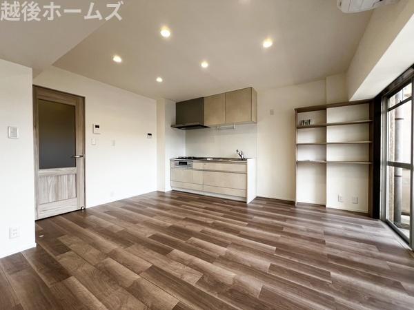 ���n�O�ώʐ^ �_�C�j���O�e�[�u���E�\�t�@�[���z�u�ł����Ƃ肠��݌v�ɂȂ��Ă���܂��B