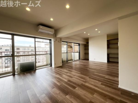 ���r���O �C���e���A���f����L�X�Ƃ������r���O��