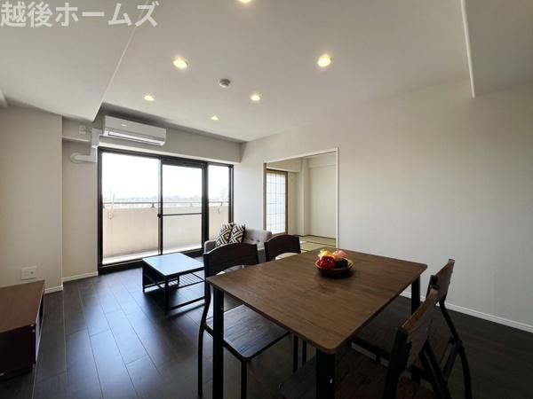 ���r���O �_�C�j���O�e�[�u���E�\�t�@�[���z�u�ł����Ƃ肠��݌v�ɂȂ��Ă���܂��B