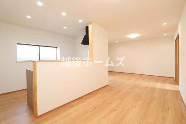 ���r���O �_�C�j���O�e�[�u���E�\�t�@�[���z�u�ł����Ƃ肠��݌v�ɂȂ��Ă���܂��B