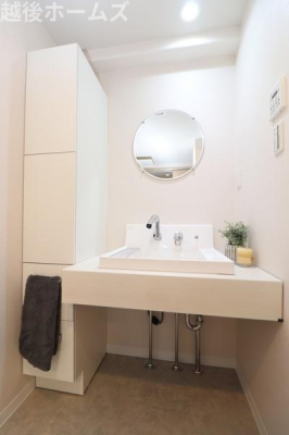 ���ʑ�E���ʏ� �X�^�C���b�V���ȑ�����ʑ�Ő������ꂽ��ԁB�֎q��u���ăh���b�T�[�Ƃ��Ă��g�����Ƃ�̍L��