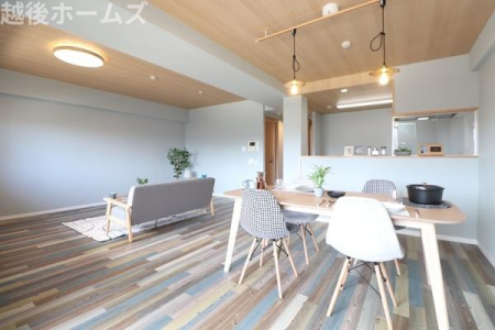 ���r���O �_�C�j���O�e�[�u���E�\�t�@�[���z�u�ł����Ƃ肠��݌v�ɂȂ��Ă���܂��B