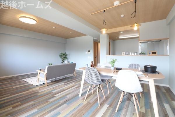 ���r���O �_�C�j���O�e�[�u���E�\�t�@�[���z�u�ł����Ƃ肠��݌v�ɂȂ��Ă���܂��B