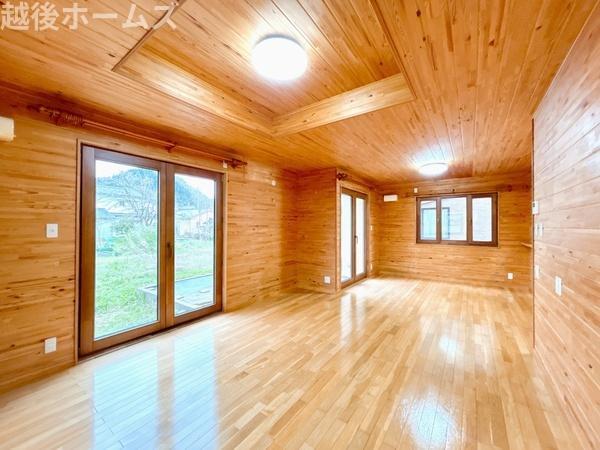 ���n�O�ώʐ^ �_�C�j���O�e�[�u���E�\�t�@�[���z�u�ł����Ƃ肠��݌v�ɂȂ��Ă���܂��B