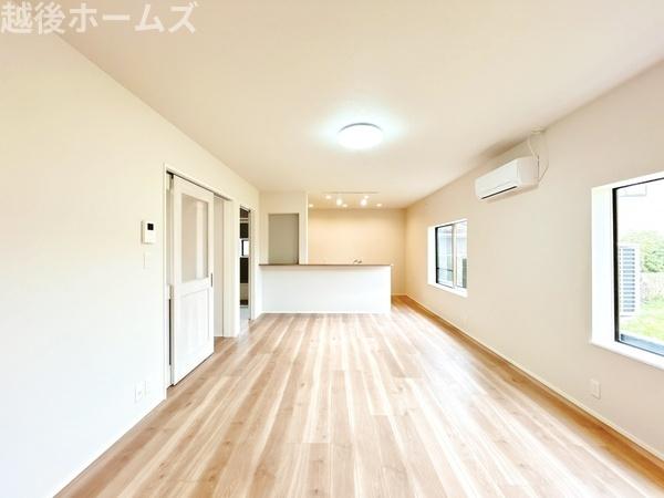 ���n�O�ώʐ^ �_�C�j���O�e�[�u���E�\�t�@�[���z�u�ł����Ƃ肠��݌v�ɂȂ��Ă���܂��B