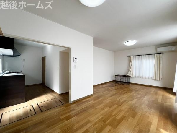 ���n�O�ώʐ^ �_�C�j���O�e�[�u���E�\�t�@�[���z�u�ł����Ƃ肠��݌v�ɂȂ��Ă���܂��B