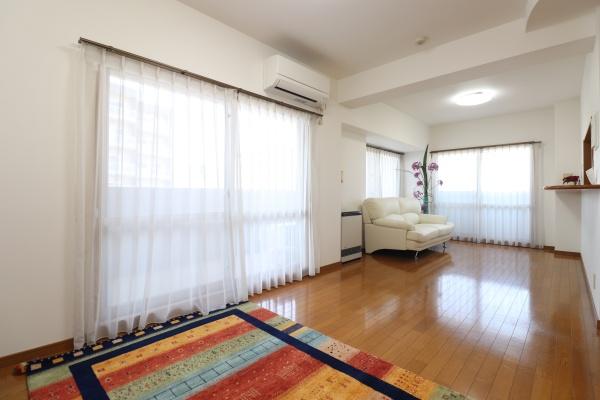 ���n�O�ώʐ^ �_�C�j���O�e�[�u���E�\�t�@�[���z�u�ł����Ƃ肠��݌v�ɂȂ��Ă���܂��B