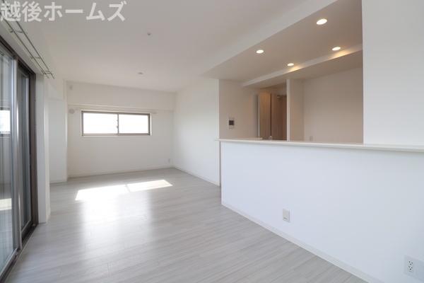 ���n�O�ώʐ^ �_�C�j���O�e�[�u���E�\�t�@�[���z�u�ł����Ƃ肠��݌v�ɂȂ��Ă���܂��B