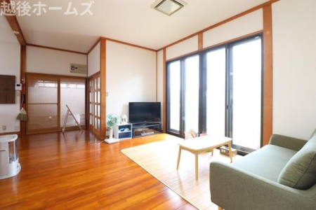 ���r���O �_�C�j���O�e�[�u���E�\�t�@�[���z�u�ł����Ƃ肠��݌v�ɂȂ��Ă���܂��B