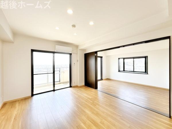 ���r���O �_�C�j���O�e�[�u���E�\�t�@�[���z�u�ł����Ƃ肠��݌v�ɂȂ��Ă���܂��B