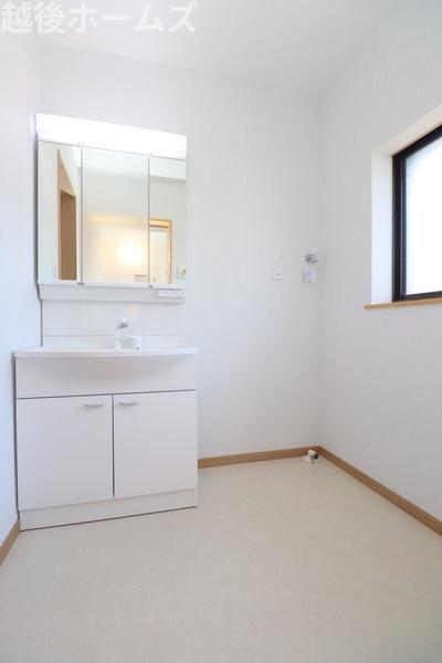 ���ʑ�E���ʏ� �~���[���̎��[�t���̎O�ʋ��̐��ʉ��ϑ�B