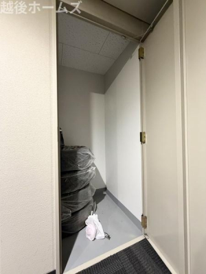 ���[ �Z�ˑO�ɂ̓^�C���Ȃǂ̎��[���\�ȃg�����N���[���������B