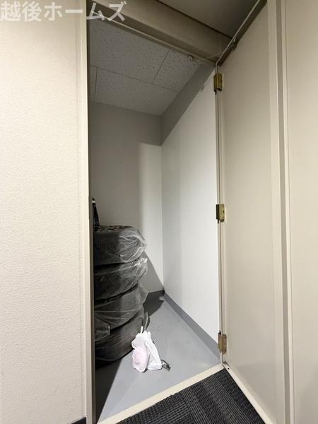 ���[ �Z�ˑO�ɂ̓^�C���Ȃǂ̎��[���\�ȃg�����N���[���������B