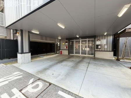  �^���[�^�̒��ԏ�́A�G���g�����X�Ɨאڂ��Ă�����~������S�B