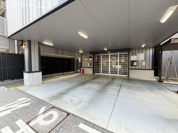  �^���[�^�̒��ԏ�́A�G���g�����X�Ɨאڂ��Ă�����~������S�B