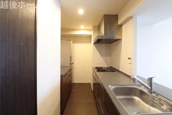 �L�b�`�� �J�����̂���J�E���^�[�L�b�`���ł��B���r���O�S�̗̂l�q�����n����̂ŁA���������q�l�����Ă����S�ł��ˁ�