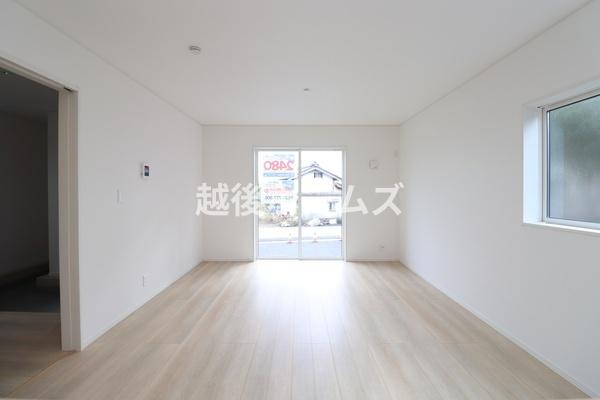 ���r���O �y���Ў{�H��z�_�C�j���O�e�[�u�����z�u�ł����Ƃ肠��݌v�ɂȂ��Ă���܂��B