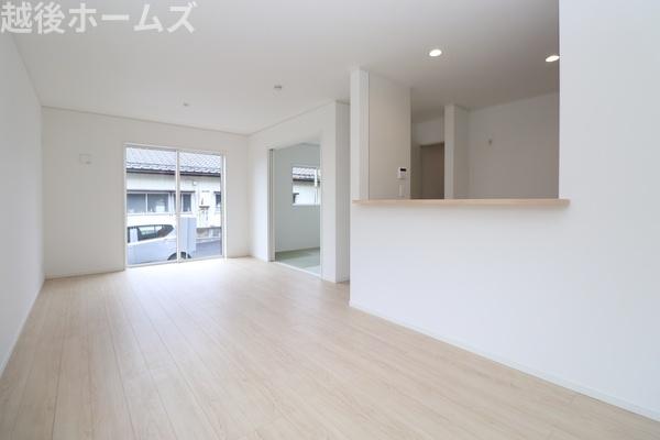 ���r���O �y���Ў{�H��z�_�C�j���O�e�[�u�����z�u�ł����Ƃ肠��݌v�ɂȂ��Ă���܂��B