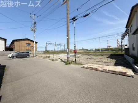 �O�ʓ��H�܂ތ��n�ʐ^ �����̓��������ʕ��E�d�l�ݔ��₨�����̑傫���̔�r�A�ߗׁE���ӊ��⒬���݂ȂǁA�����ł͂킩��Ȃ���񂪂������񂠂�܂��B���񌻒n�ɂĂ��m�F���������B