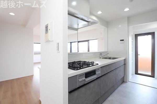 �L�b�`�� �R���^�C�v�̃L�b�`���͎��[���L�x�I
�����̂��|�������₷���݌v�ɂȂ��Ă��܂�