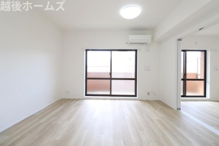 ���r���O �_�C�j���O�e�[�u���E�\�t�@�[���z�u�ł����Ƃ肠��݌v�ɂȂ��Ă���܂��B