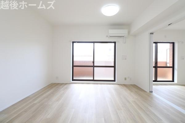 ���r���O �_�C�j���O�e�[�u���E�\�t�@�[���z�u�ł����Ƃ肠��݌v�ɂȂ��Ă���܂��B