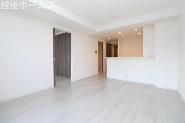 ���n�O�ώʐ^ �_�C�j���O�e�[�u���E�\�t�@�[���z�u�ł����Ƃ肠��݌v�ɂȂ��Ă���܂��B