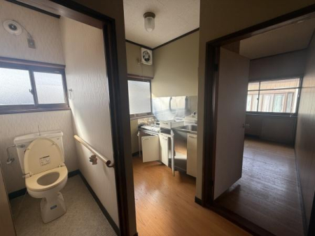 �g�C�� �y���t�H�[���O�z
�Q�K�g�C���͐V�i�ƌ����������܂��B
�אڂ����L�b�`���͓P�����A�z�X�N���[����ݒu���������h���\�X�y�[�X�Ƀ��t�H�[���������܂��B