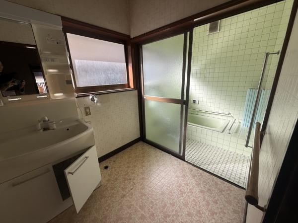 ���� �y���t�H�[���O�z
���ʑ�⃆�j�b�g�o�X��V�i�ɓ��ւ������܂��B