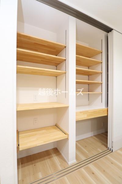 ���[ �y���Ў{�H��z�L�b�`�����ɂ͑�e�ʂ̎��[�X�y�[�X������܂���