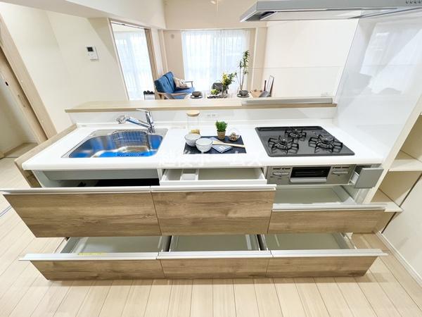 �L�b�`�� �y���Ў{�H��z�L�b�`���͎g���₷���V�X�e���L�b�`���ł��B
�򐅊��̌^�̐�����H��@���W���������Ă��܂��B