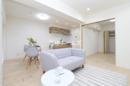 ���r���O �y���Ў{�H����z�_�C�j���O�e�[�u���E�\�t�@�[���z�u�ł����Ƃ肠��݌v�ɂȂ��Ă���܂��B